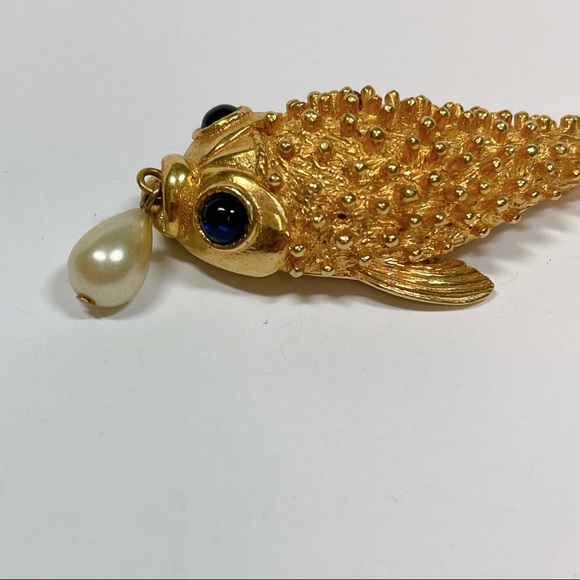Vintage Castlecliff Goldtone and Blue Cabochon Fish Brooch - Picture 2 of 3